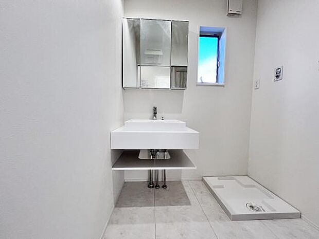 洗面化粧台です。朝の身支度から1日が始まります。