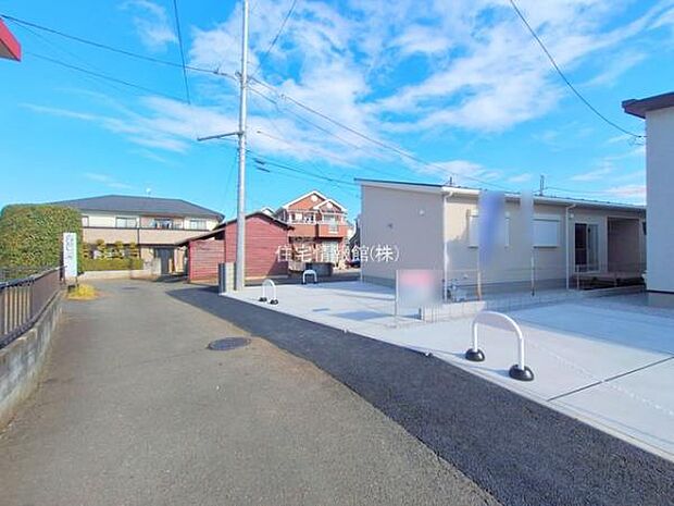 前面道路を含めた現地写真です。