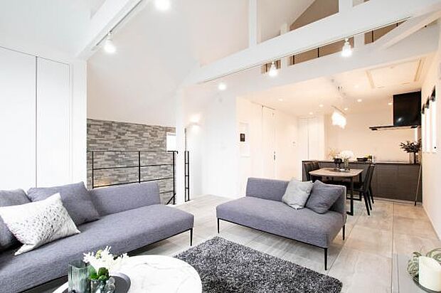 リビングダイニングになります。勾配天井で開放感がございます。