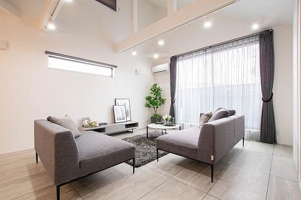 ご家族みんながゆったりくつろげる広々リビングです。