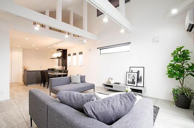 南西向きの明るいリビングです。ご家族が集うLDKは約20.47帖です。