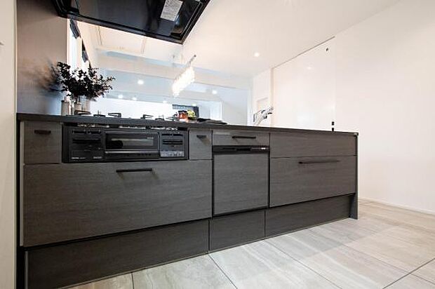 機能性に優れ食器洗乾燥機付のシステムキッチンで忙しい家事をサポートします。