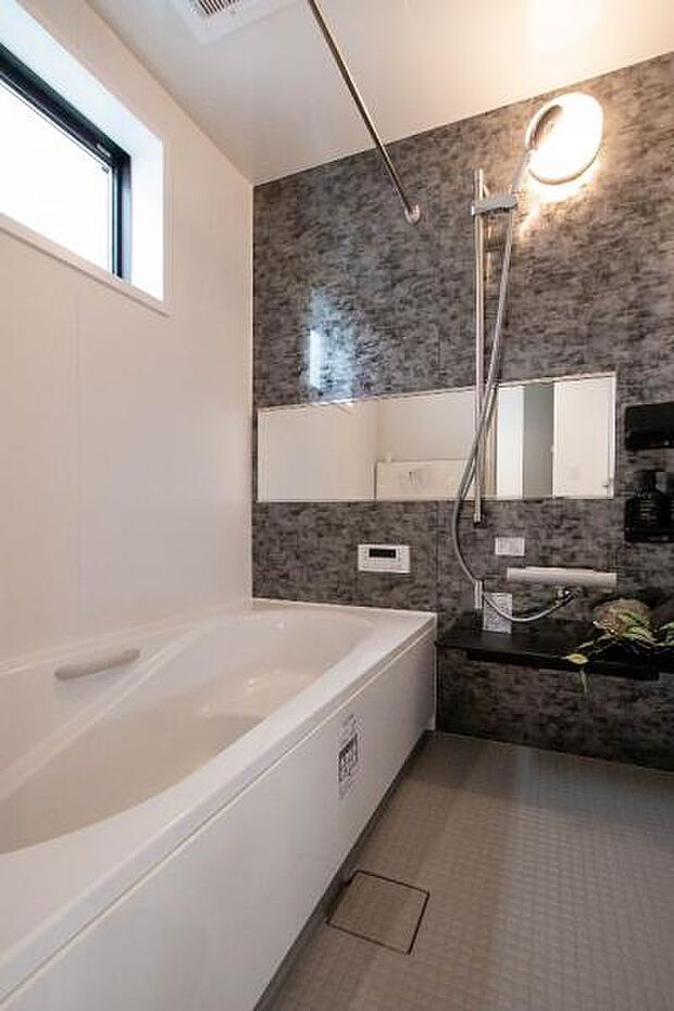 お洗濯にも重宝する浴室乾燥機付き。寒い時期もいつも温かいお湯に浸かれる追い焚き機能付きです。