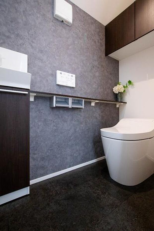 タンクレス採用のトイレなので掃除しやすくいつでも清潔。