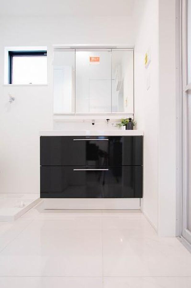 3面鏡タイプの洗面化粧台です。鏡面裏に小物を収納でき、生活感も隠せます。