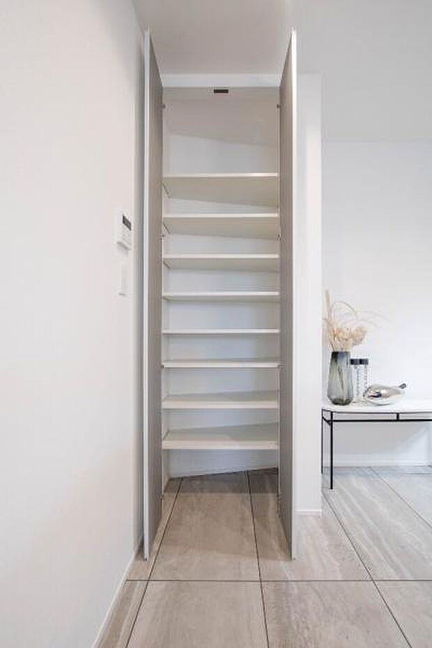 いつでもお部屋をスッキリお使い頂ける収納スペースを設置。