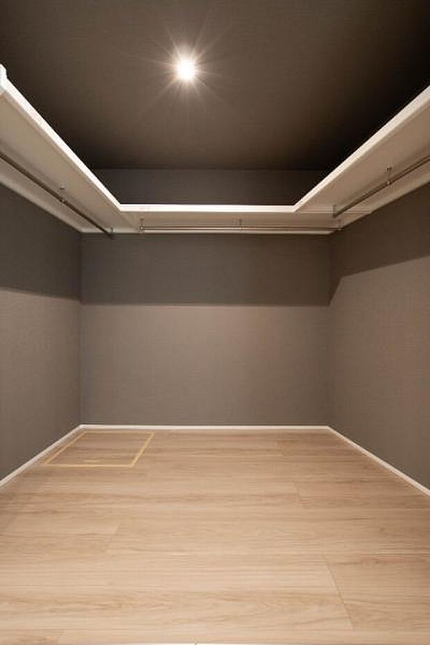 ウォークインクローゼットがあり収納スペースも豊富。季節物もスッキリ片付きそうです。