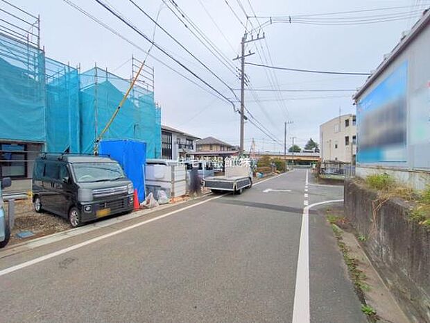 前面道路を含めた現地写真です。