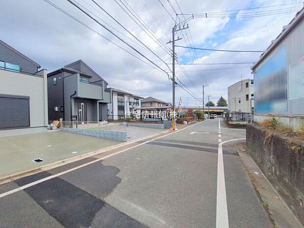 前面道路を含めた現地写真です。