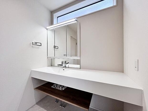 洗面化粧台です。朝の身支度から1日が始まります。