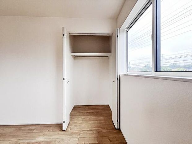 いつでもお部屋をスッキリお使い頂ける収納スペースを設置。