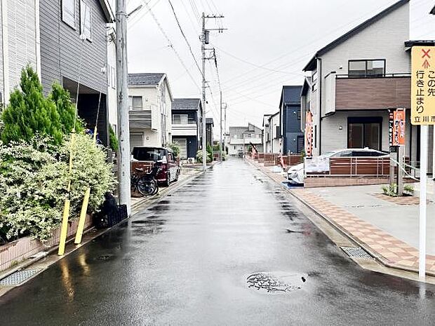 前面道路を含めた現地写真です。