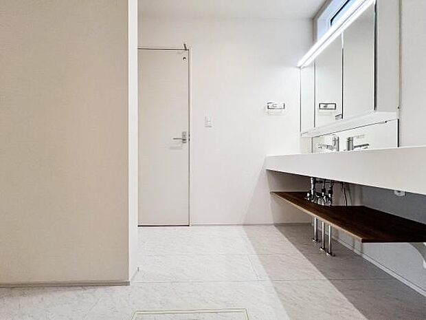 脱衣所は小さなお子様がいるご家庭にも重宝されます。