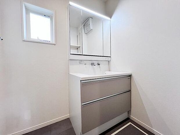 洗面化粧台です。朝の身支度から1日が始まります。