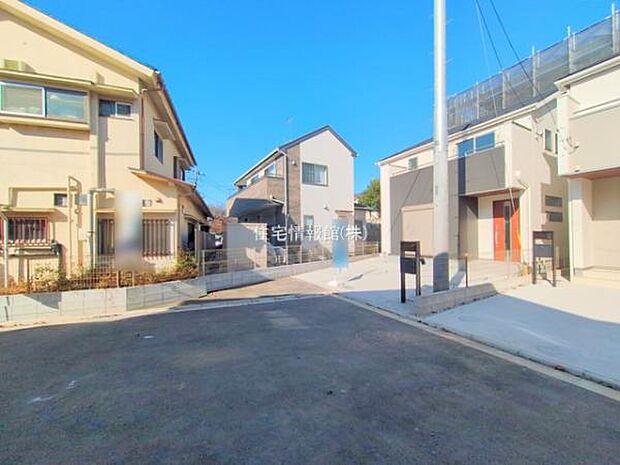 前面道路を含めた現地写真です。