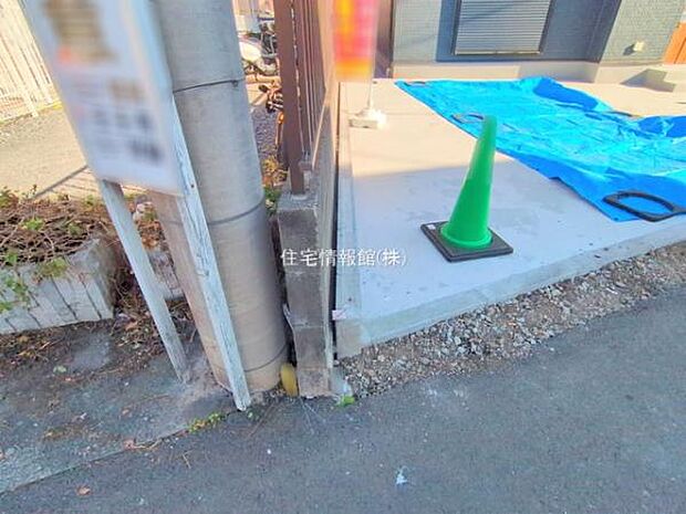 前面道路を含めた現地写真です。