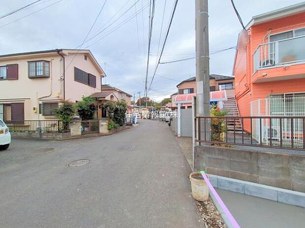 前面道路を含めた現地写真です。