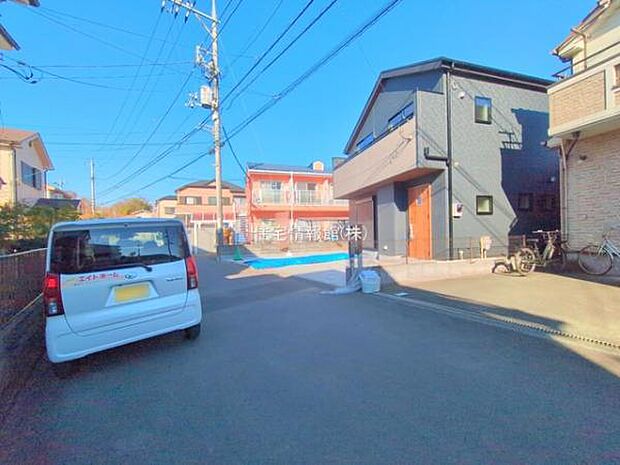 前面道路を含めた現地写真です。