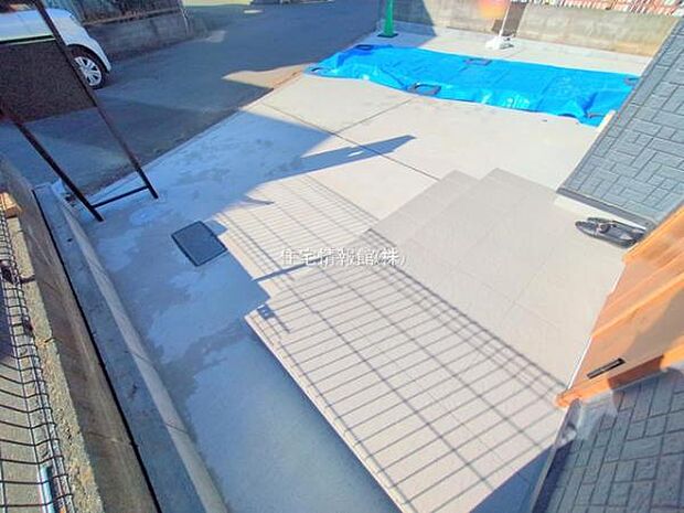 前面道路を含めた現地写真です。