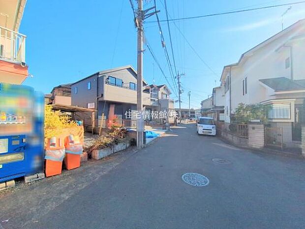 前面道路を含めた現地写真です。