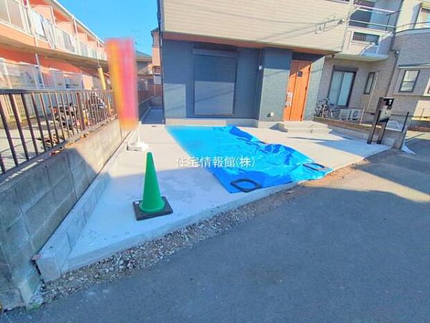 前面道路を含めた現地写真です。