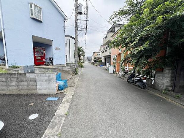 前面道路を含めた現地写真です。