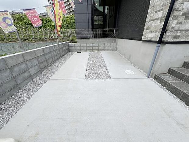 駐車場ももちろん完備しておりますのでお車所有の方にも心強いです。