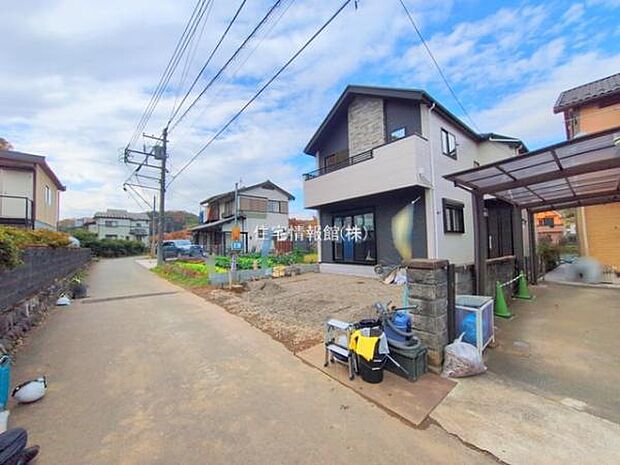 前面道路を含めた現地写真です。