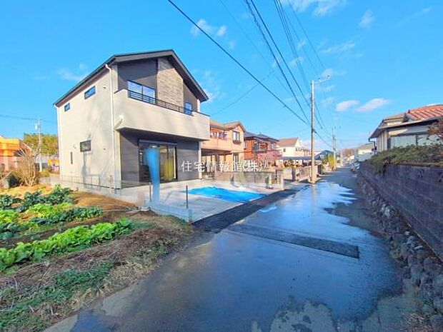 前面道路を含めた現地写真です。