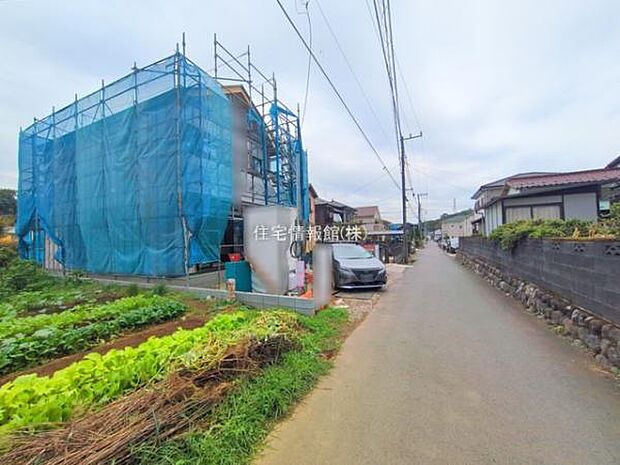 前面道路を含めた現地写真です。