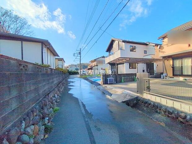 前面道路を含めた現地写真です。