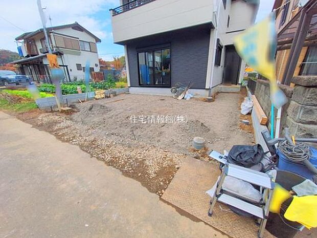 前面道路を含めた現地写真です。