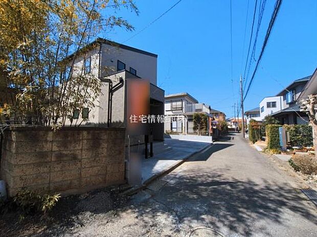 前面道路を含めた現地写真です。