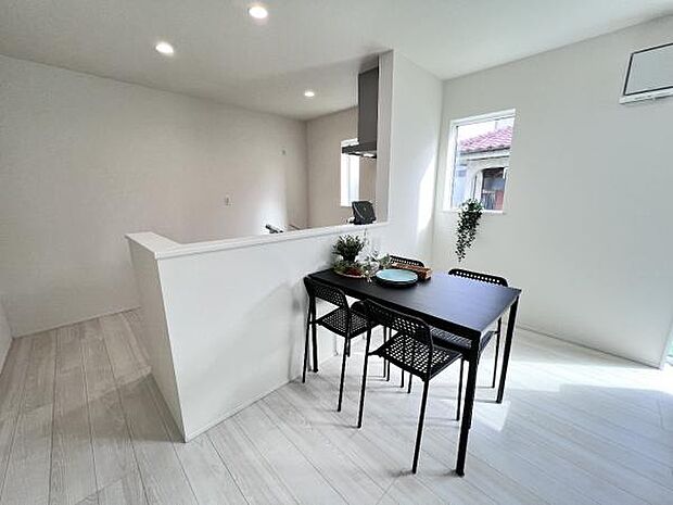 お食事中もキッチンと会話が楽しめるダイニングスペース。