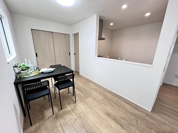 お食事中もキッチンと会話が楽しめるダイニングスペース。