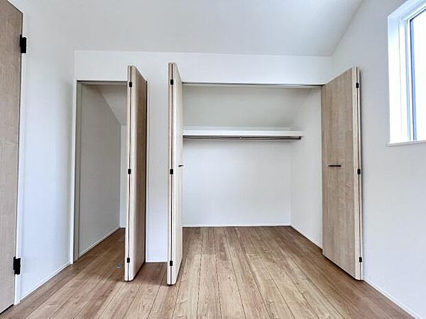 中の物を確認しやすく、取り出しやすい収納スペース。お部屋を広々とお使いいただけます。