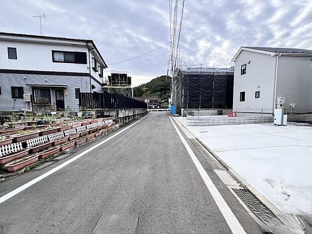 前面道路を含めた現地写真です。