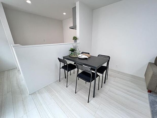 お食事中もキッチンと会話が楽しめるダイニングスペース。