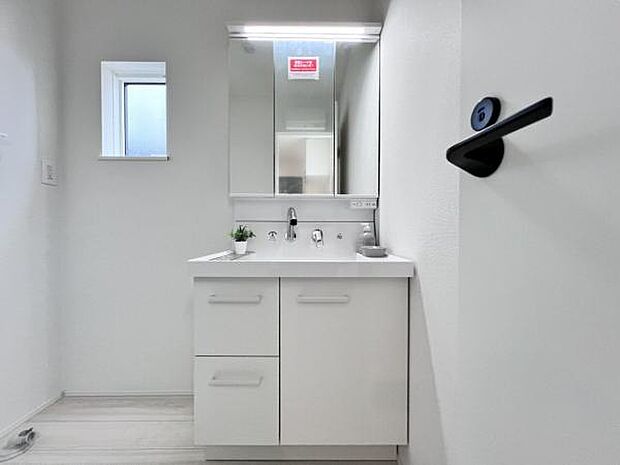 洗面化粧台です。朝の身支度から1日が始まります。