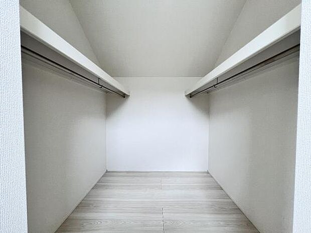 ウォークインクローゼットがあり収納スペースも豊富。季節物もスッキリ片付きそうです。