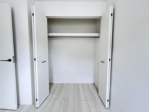 いつでもお部屋をスッキリお使い頂ける収納スペースを設置。