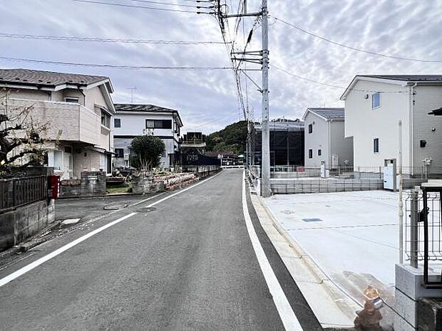 前面道路を含めた現地写真です。