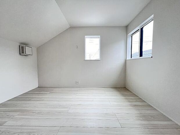 木の温もりが優しいフローリングの収納スペース付き洋室です。