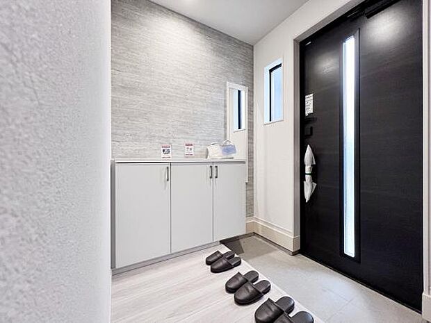 散らかりがちな玄関もスッキリの玄関収納付。