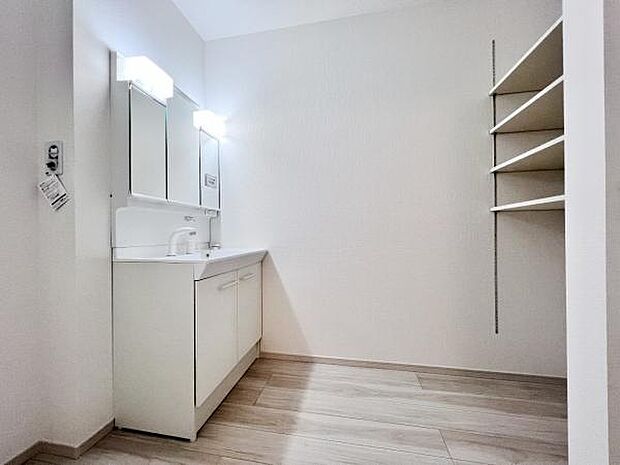 洗面化粧台です。朝の身支度から1日が始まります。