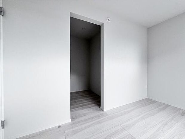 ウォークインクローゼットがあり収納スペースも豊富。季節物もスッキリ片付きそうです。