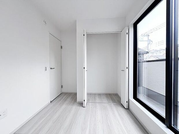 いつでもお部屋をスッキリお使い頂ける収納スペースを設置。