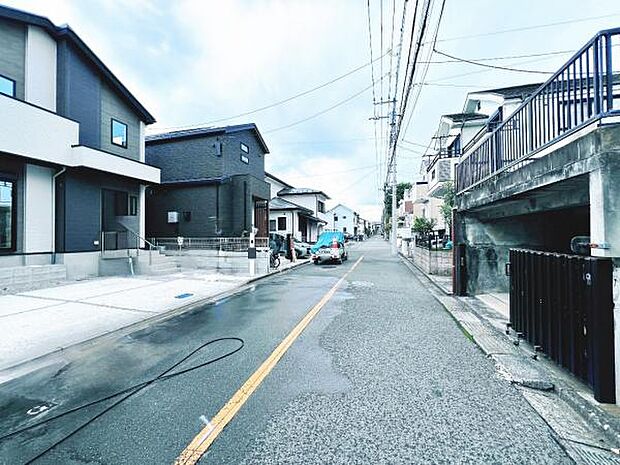 前面道路を含めた現地写真です。