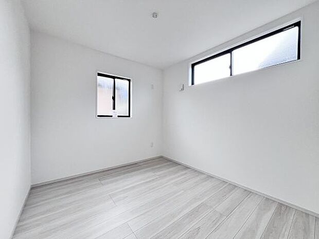 木の温もりが優しいフローリングの収納スペース付き洋室です。