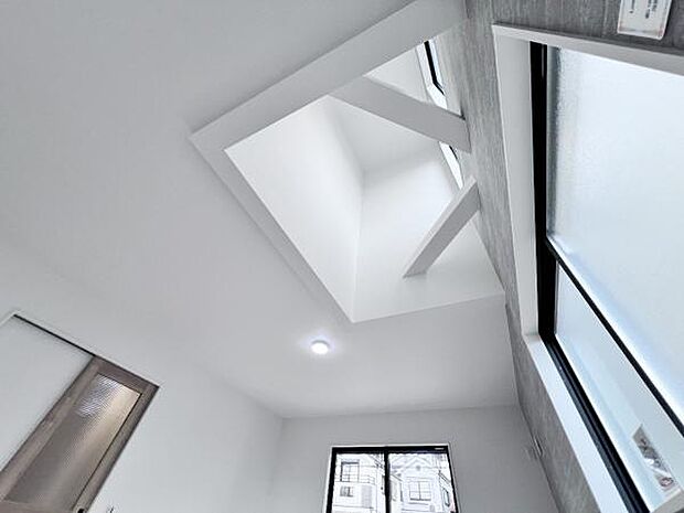 リビングに吹き抜けがございます。